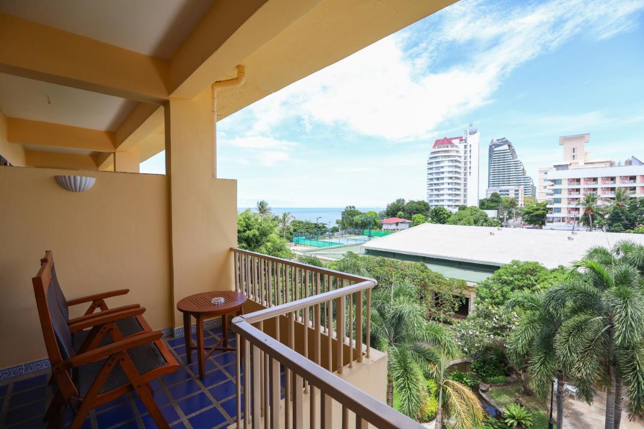 Dusit Thani Pattaya Exterior foto A balcony