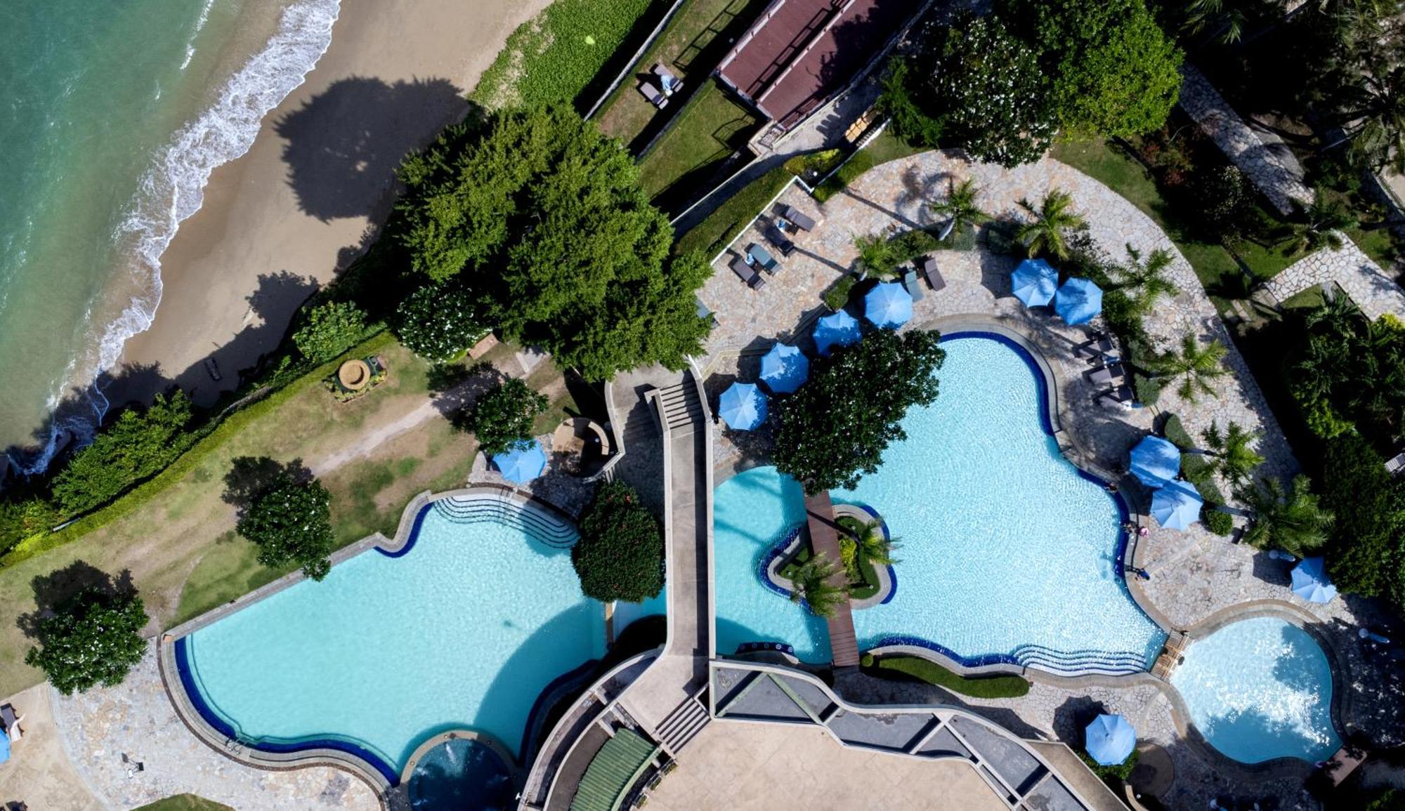 Dusit Thani Pattaya Exterior foto Aerial view of the pool