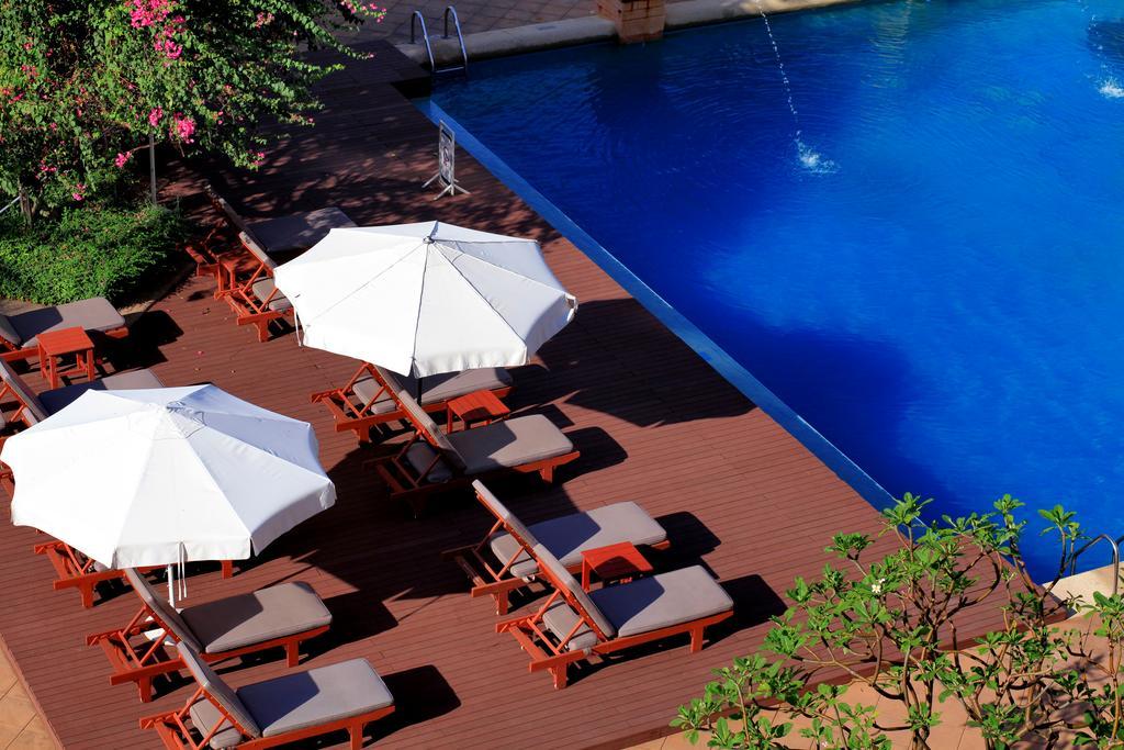Dusit Thani Pattaya Exterior foto Hotel's swimming pool